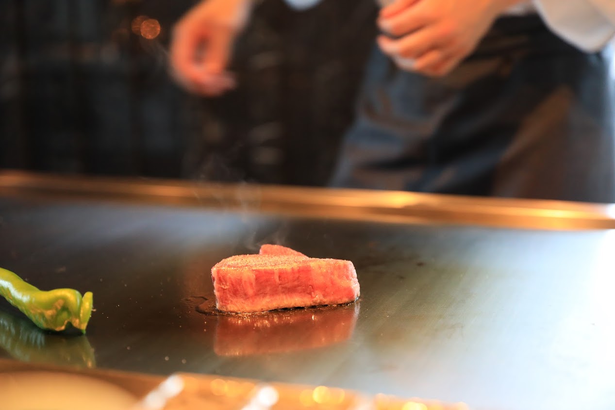 鉄板焼き濱|鉄板上の肉