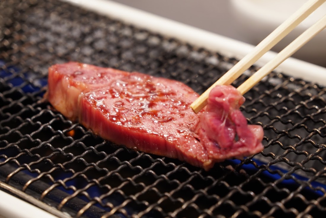 松阪市で松阪牛　まるよし　網焼き　お肉を焼く