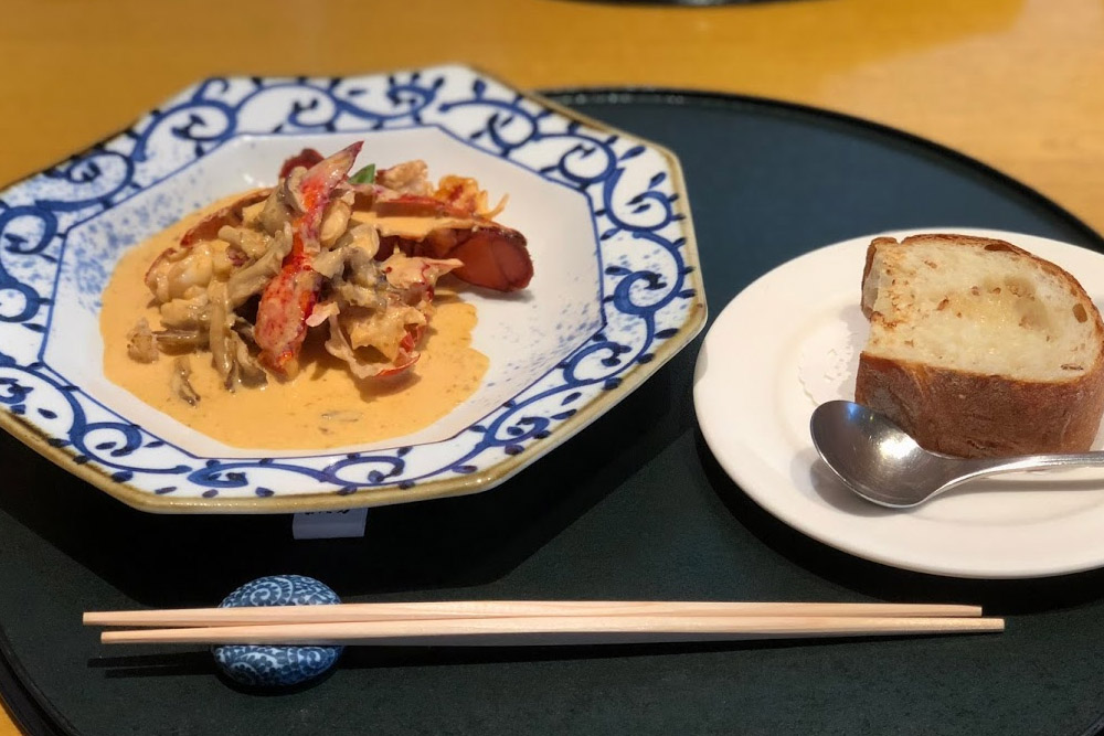 新宿 なだ万賓館~一休レストランで予約 オマール海老の特製雲丹ソース　ライ麦パンで雲丹のソースをすくって食べられます。