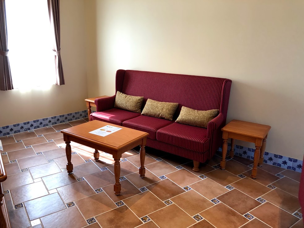 志摩地中海村　部屋　リビング　広めのソファとテーブル