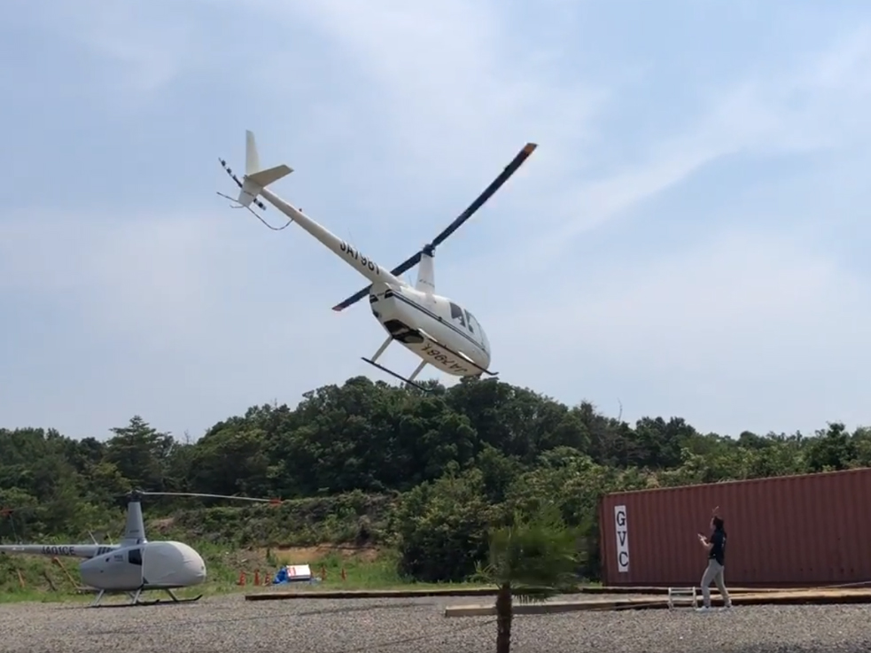 志摩地中海村宿泊プランのヘリ遊覧　飛び立つヘリコプター